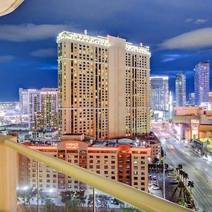 Lucky Gem Penthouse & Luxury Suites At Signature Resort, Balcony Strip View 2605